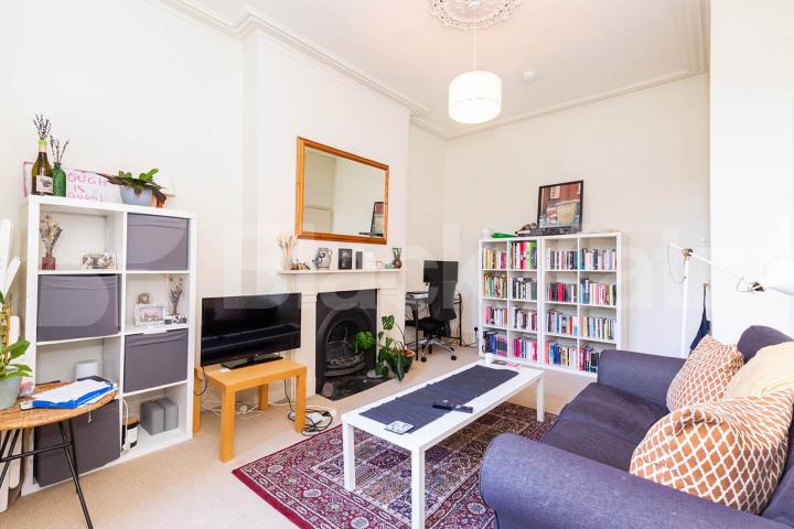 A spacious 2 double bedroom property with communal gardens Hartham Road, Hillmarton Conservation Area 
